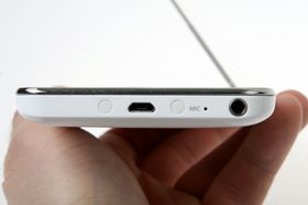 På undersiden av mottakeren finner du en vanlig micro-USB-kontakt og en hodetelefonutgang.