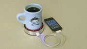 Les La kaffekoppen lade mobilen