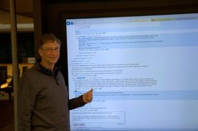 Bill Gates brukte sin 80 tommer store Windows 8-whiteboard til å svare på Reddit-spørsmålene.