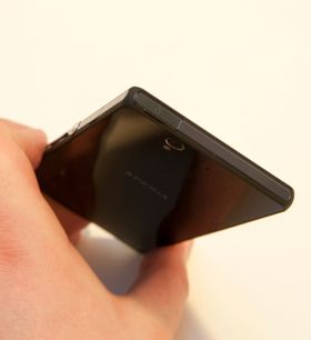 Lukene har små pakninger på innsiden, og verner telefonen mot fukt. Når alle er lukket er telefonen helt vanntett.