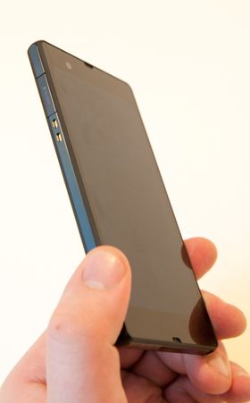 Øverst; luker for Micro-USB og SIM-kort. Rett under ligger kontaktpunktene for lading i den medfølgende krybben.