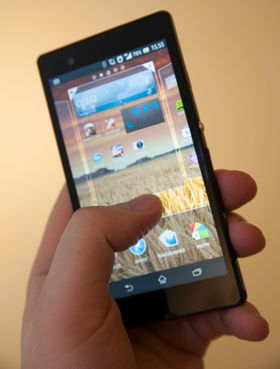 Du tilpasser hjemmeskjermene på Xperia Z ved å holde nede fingeren på en av hjemmeskjermene.