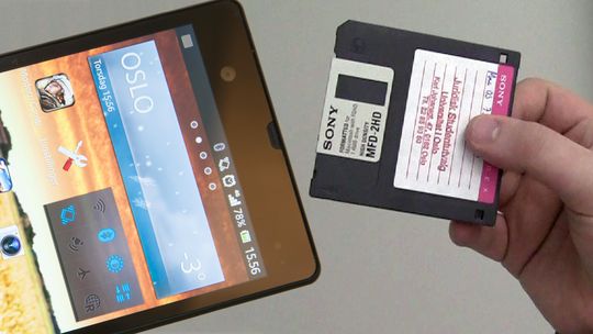 En diskettstasjon og en Sony Xperia Z fikk møte hverandre for noen år siden.