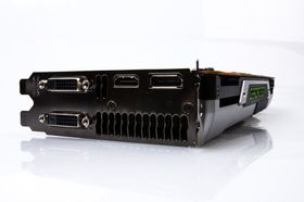 Av tilkoblinger kan Titan skilte med to DL-DVI-utganger, en HDMI-utgang, og en Displayport 1.2-utgang.
