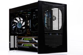 Selv i søte lille Silverstone Sugo SG09B gikk det fint å få inn to GTX Titan.