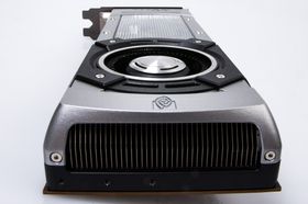 Nylanserte Nvidia Titan har en heftig medfølgende kjøler.