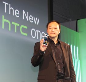 HTC-sjef Peter Chou viser frem One under lanseringen ved Kings Cross i London.