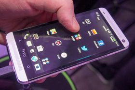 HTC har puttet inn mye luft i app-menyen sin. Den snodige knappen i midten nederst tar deg direkte til BlinkFeed-funksjonen.