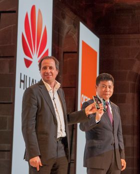 Sjefene for Huawei og operatøren Orange viser frem den nye telefonen.