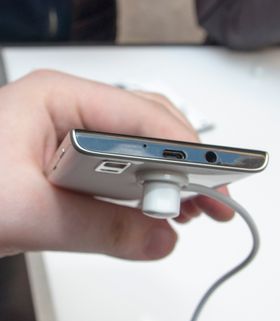 Den nye Huawei-telefonen har både ladekontakt og hodetelefonutgang på toppen.