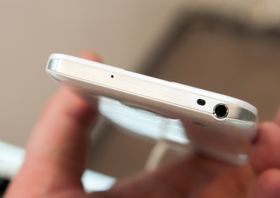 På toppen av LGs flaggskip har de plassert hodetelefonutgangen.