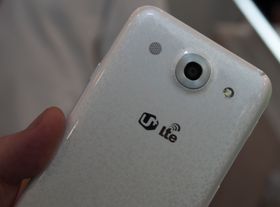 Baksiden på Optimus G Pro har det samme discokulemønsteret som Nexus 4 har. Her er imidlertid byggematerialet plast.