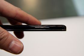 Designen gjør at telefonen ikke virker spesielt slank, selv om den faktisk bare er 0,85 cm tykk.
