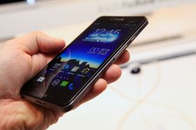 Slank design og avrundede kanter gjør at denne telefonen ligger godt i hånden. .