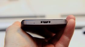Pluggen er blitt forbedret i forhold til PadFone 2. Nå sitter en vanlig micro-USB-kabel godt fast, samtidig som det er ekstrapinner for overføring av ekstra informasjon som trengs når telefonen er dokket i nettbrettet.