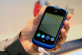 Låseskjermen i Firefox OS gir rask tilgang til ringing, meldinger, kamera og nettleser.