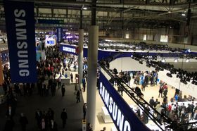 Fra en av de mange utstillingshallene på Mobile World Congress.
