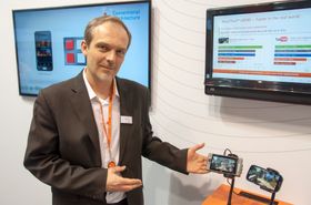 Gaell Salles i ST Ericsson demonstrerer hastigheten på den nyeste toppmodellen i NovaThor-serien.