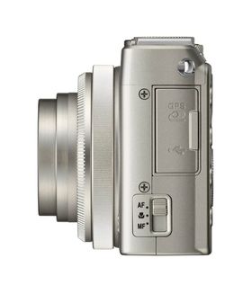 Nikon Coolpix A fra siden, legg merke til fokusvelgeren.