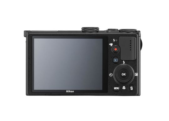 P330 har en 3" stor LCD og har en oppløsning på 920.000 punkter.