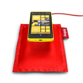 Nokia leverer "ladeputer" for trådløs lading av enkelte av sine Lumia-modeller. Disse er basert på Qi-ladestandarden fra Wireless Power Consortium.