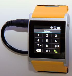 Du kan starte en telefonsamtale direkte fra skjermen på klokken.