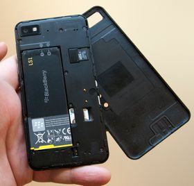 Under dekselet finner du plass for SIM-kort, minnekort og et batteri på 1800 mAh.