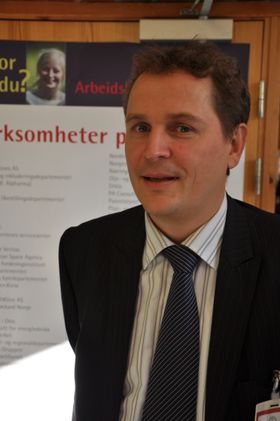 Gisle Hellsten driller studenter i jobbsøking.