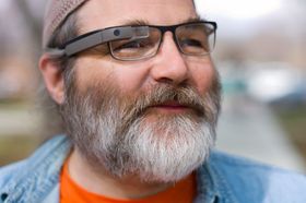 Greg Priest-Dorman i Google Glass-teamet demonstrerer Google Glass for de som trenger briller med styrke..