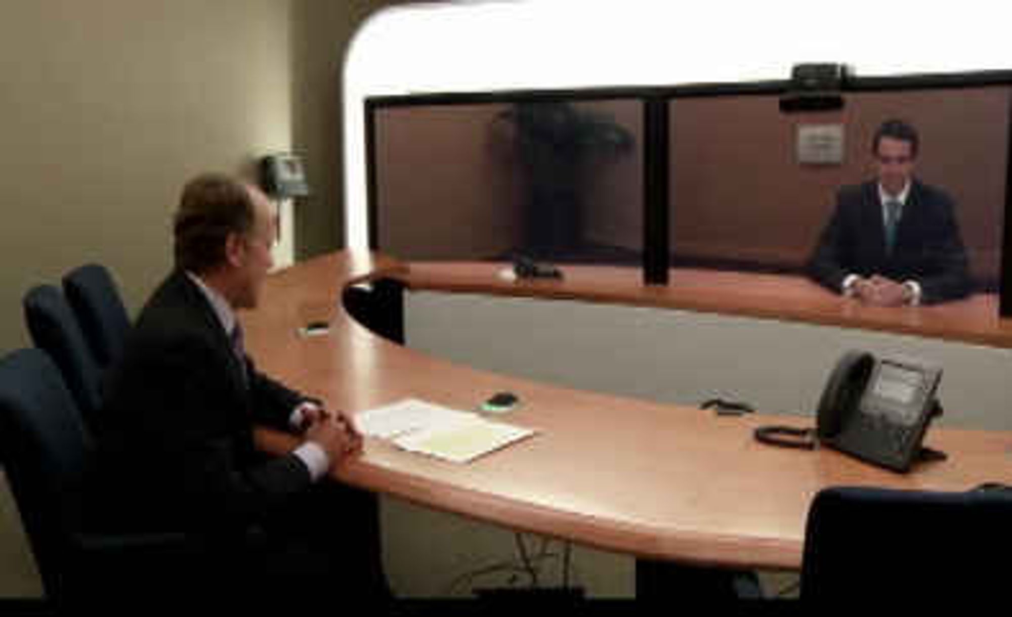 Cisco-sjef John Chambers og Tandberg-sjef Fredrik Halvorsen diskuterer kjøpet via videomøte.