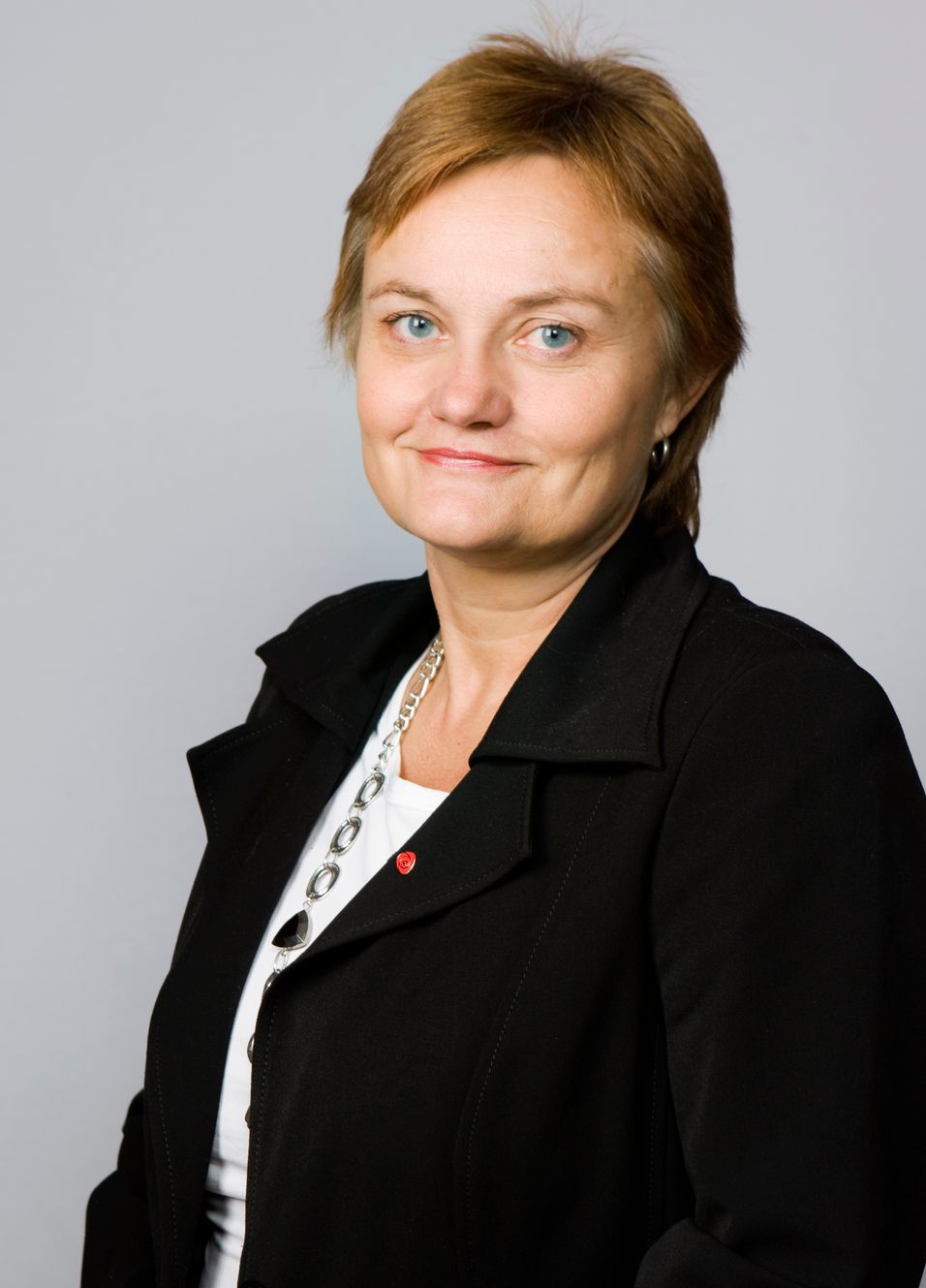 Statsråd Rigmor Aasrud jubler over å være halvparten så god som sin svenske kollega Anna Karin Hatt.