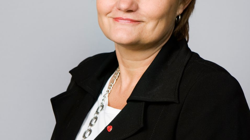 <p>Statsr&aring;d Rigmor Aasrud jubler over &aring; v&aelig;re halvparten s&aring; god som sin svenske kollega Anna Karin Hatt.</p>