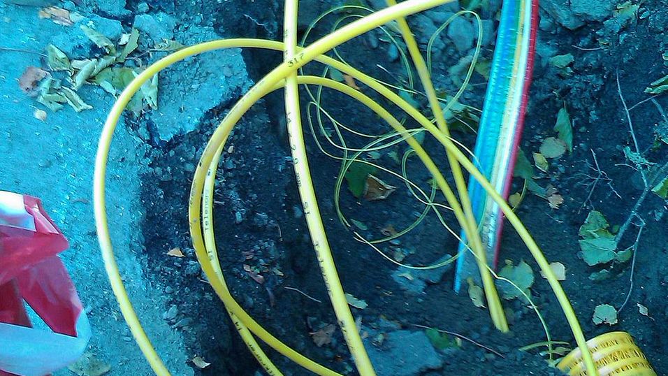 <p>Graving er den st&oslash;rste kostnaden ved utbygging av fiber, og bransjen har lenge bedt samrferdselsdepartementet om klarere retningslinjer for fremf&oslash;ring av kabler langs offentlig vei.</p>