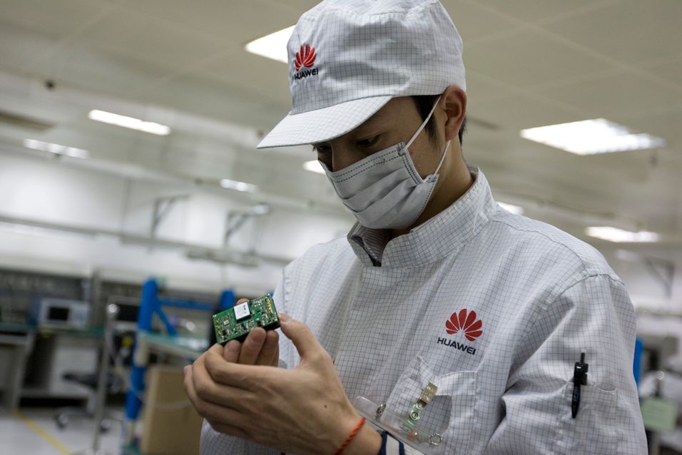Huawei har fått nok en Telenor-avtale. Her representert ved en anonym kinesisk forskningsmedarbeider. 