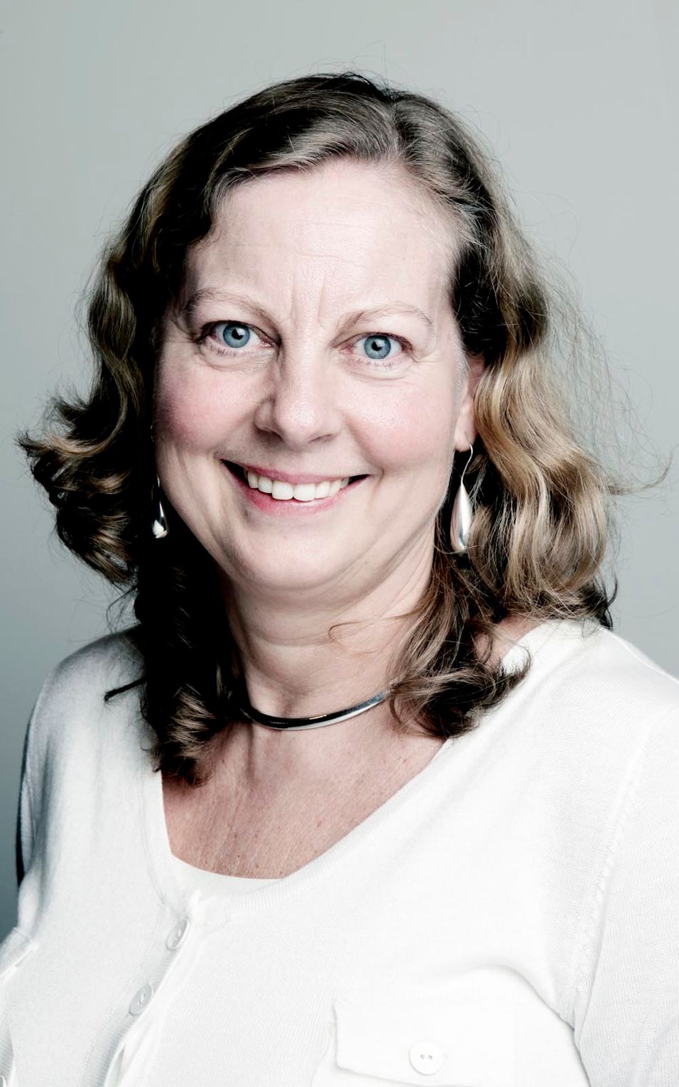 Telenor Norge-sjef Berit Svendsen tjener godt på å ta mer av mobiltelefonsalget gjennom egne kanaler. I tillegg har selskapet strammet inn på forsikringsutbetalinger og feilretting.