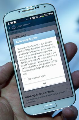 Hvis telefonen vet hvor den er kan den låse seg opp automatisk.