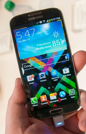 Slik ser den blå utgaven av Galaxy S4 ut.