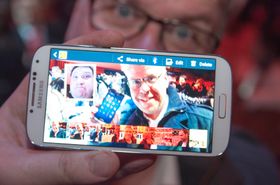Dualcam-funksjonen lar deg ta bilde med begge kameraene samtidig. Liknende funksjoner fins også i videoopptakeren.