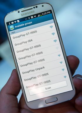 Med Group Play-funksjonen kan du koble sammen flere Galaxy S4-er som høyttalere for én spiller.
