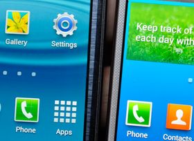 Skjermene til Galaxy S3 og Galaxy S4 ved siden av hverandre. Den nye er til høyre.