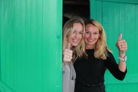 Yvonne Fosser (til høyre) sammen med adm. direktør Anita Krohn Traaseth.