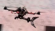 Les Flyvende drone fanger ting med klørne