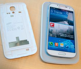 For å få trådløs lading på Galaxy S4 må du kjøpe "ladeskålen" og et nytt bakdeksel. De to delene selges hver for seg, som tilbehør. Pris vet vi foreløpig ikke.