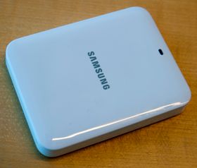 Det kommer en løs lader for batteriet i Galaxy S4.