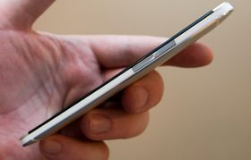 Telefonen fremstår som slankere enn den egentlig er.