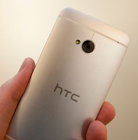 HTC måtte gjøre noe, etter å ha sett på dalende salgskurver i lang tid. Ett av svarene ble en svært spesiell kamerabrikke i HTC One. Til tross for greit salg av denne modellen, fortsetter pilene å peke nedover for mobilprodusenten.