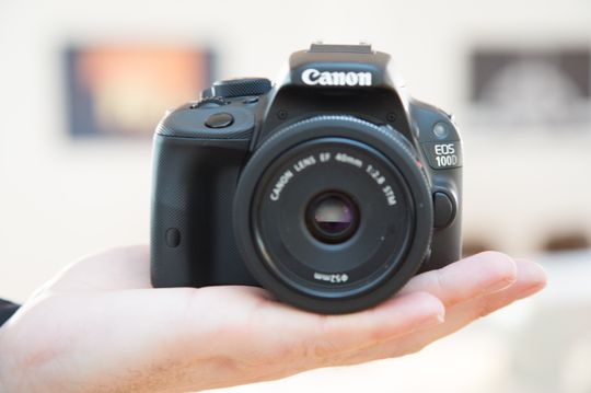 Canon EOS 100D er ikke store tassen.