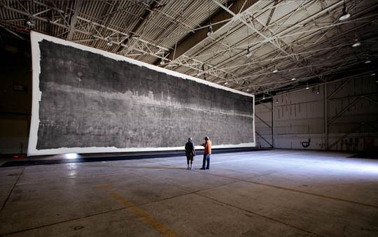 Verdens største fotografi på plass i en flyhangar. Bildet måler over 30 meter på lengden og 10 meter på høyden.