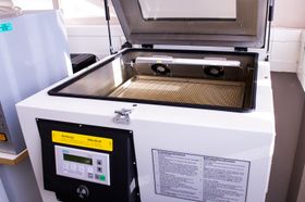 I denne ovnen varmes kretskort, loddepasta og komponenter opp til 230°C.