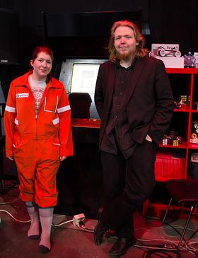 Veronika Heimsbakk og Jonathan Ringstad foran arkademaskinen Ringstad har bygd, og tatt med.